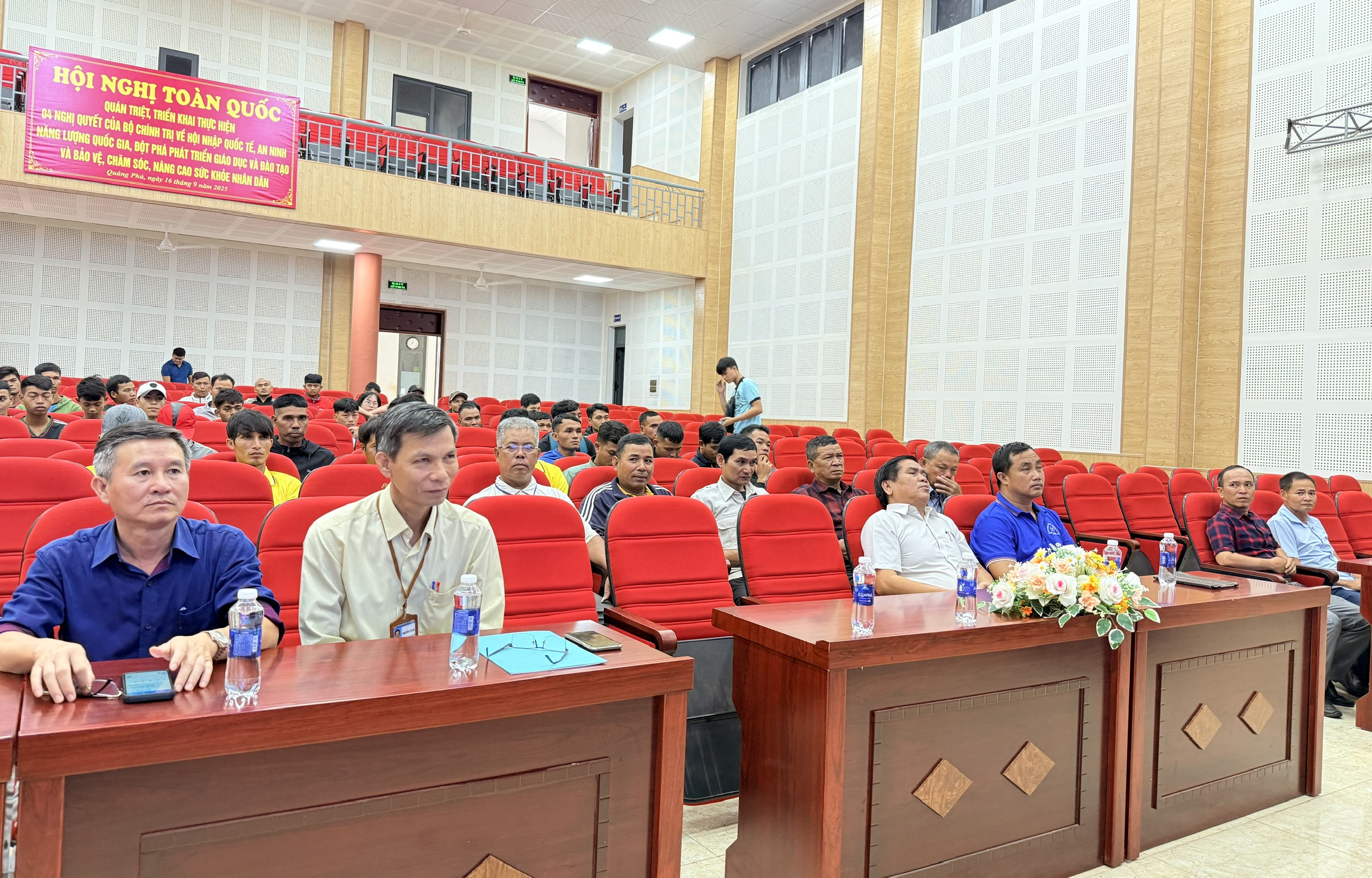 Các đại biểu tham dự lễ khai mạc